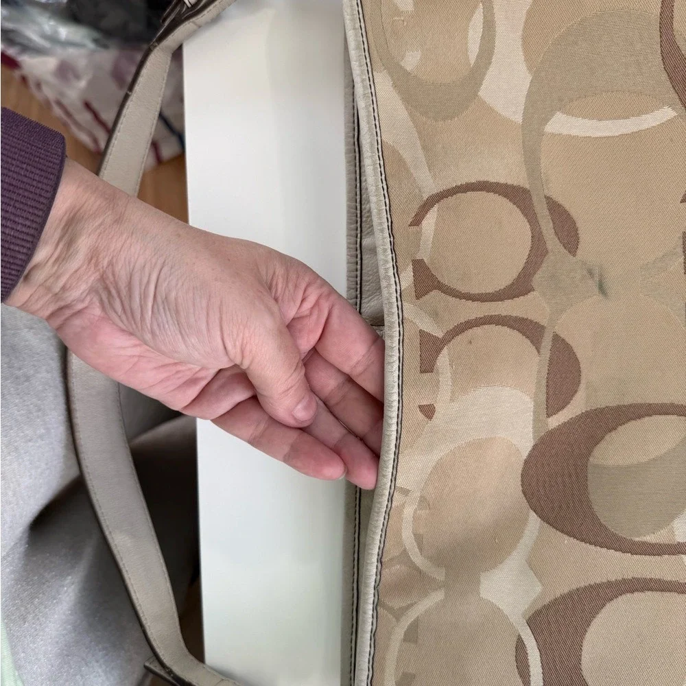 Coach Signature Canvas Hobo Bag Tan White Cream Flawed‎ Read Description